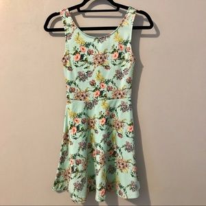 ☀️H&M Fit and Flare Floral Dress